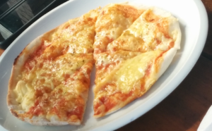 Der Käse wird zur Haut der Pizza, umgibt sie, wie der Neoprenanzug den Taucher