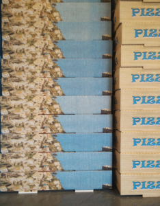 Der Pizzakartondickicht schützt die Wände vor zudringlichen Blicken