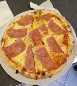  Toscanas Pizza steht im radikalen Kontrast zum Immigrather Foodcourt als Skizze menschlichen Unvermögens