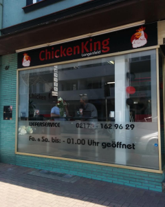 Ein Zeichen gegen Entschleunigungsromantik und Infrastrukturfeindlichkeit: Der zentral gelegene Fastfood Stop Chicken King